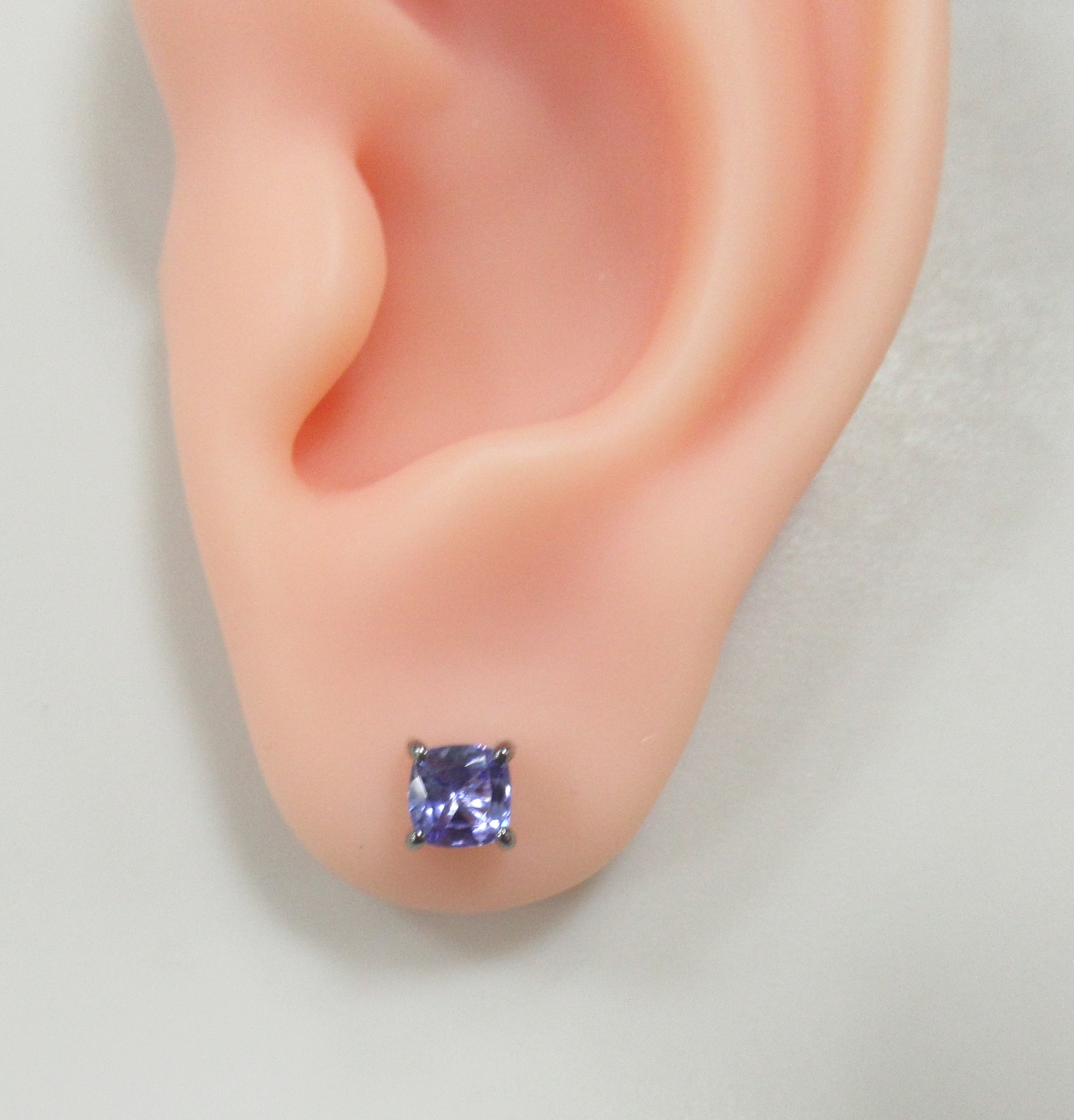 Серебряные серьги-пусеты с танзанитами